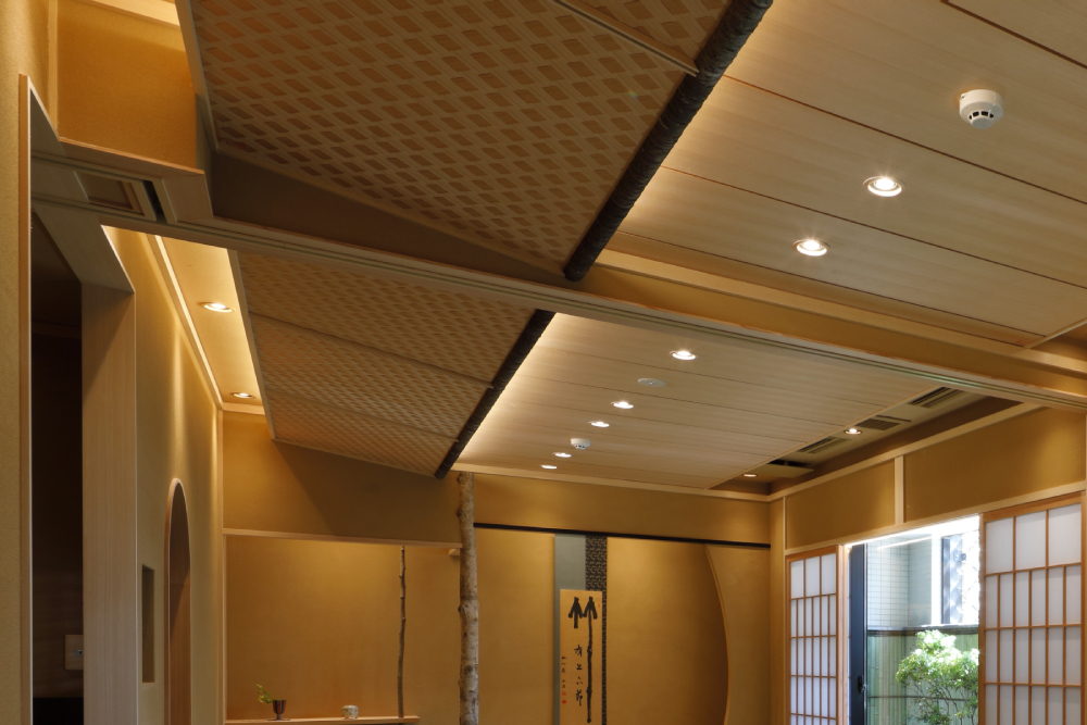 天井から広がる、木の温もりと伝統の造形美。