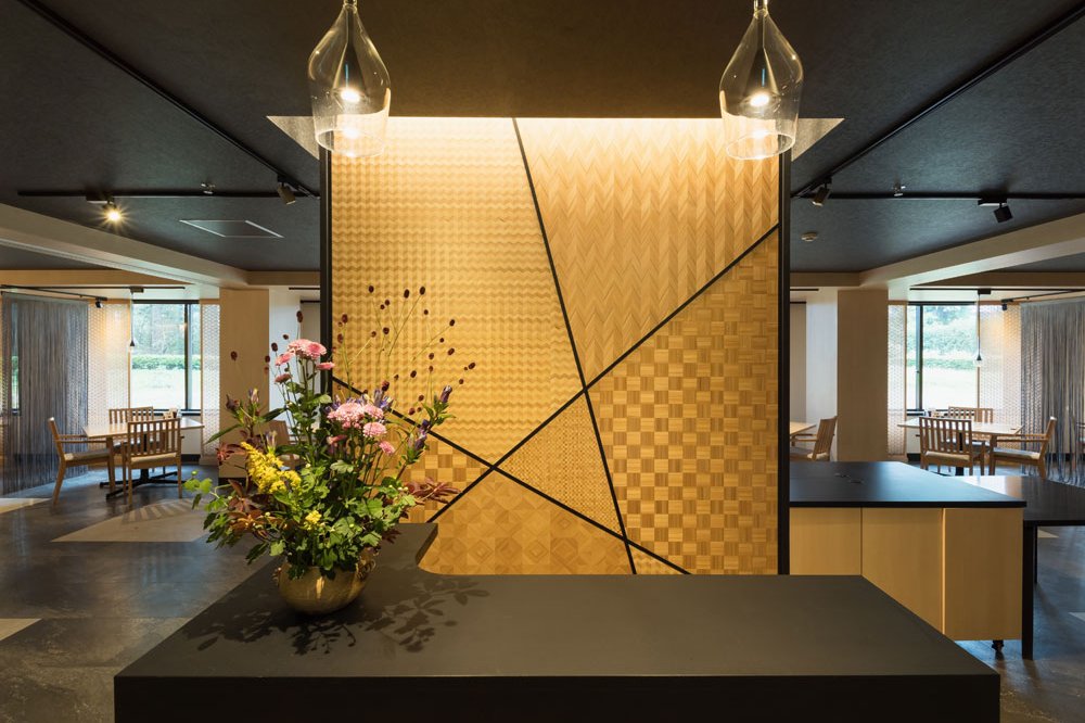  壁・天井・什器を統一した空間設計